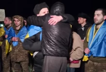 Звільнені українські військові повертаються додому