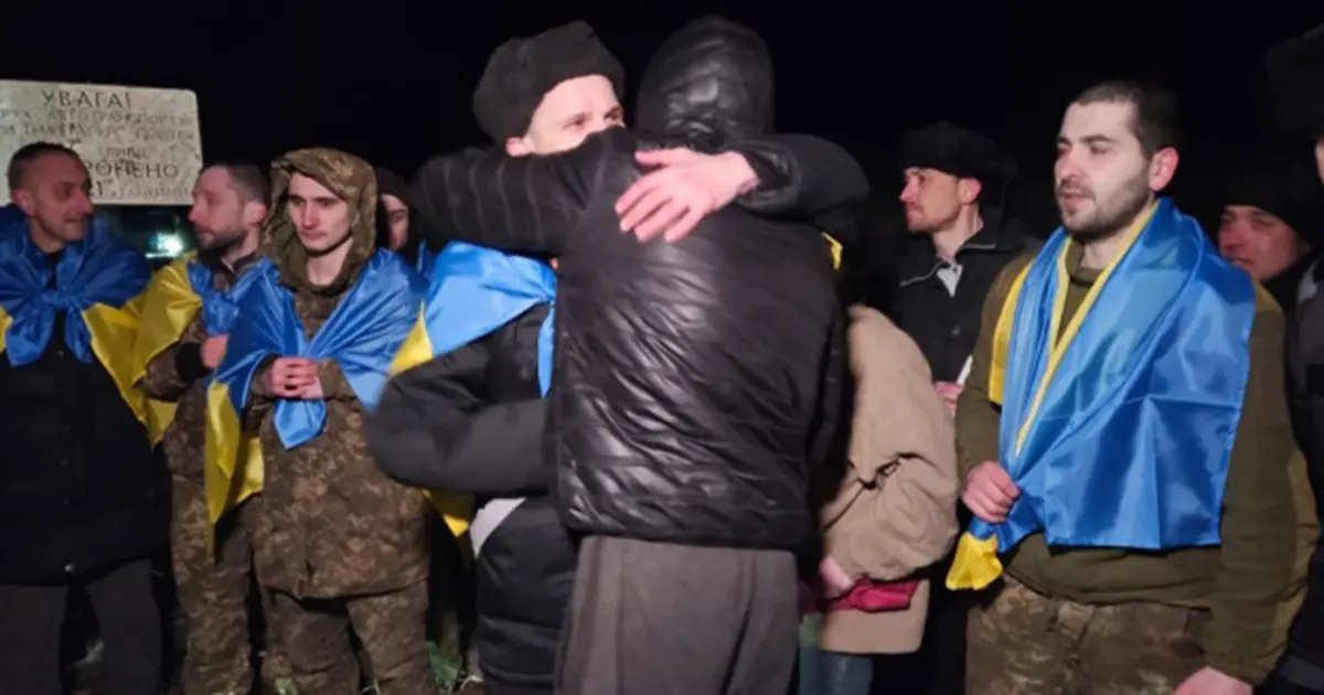 Звільнені українські військові повертаються додому