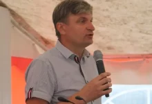 Зображення пастора Олександра Зарецького, який молиться за мир