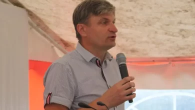 Зображення пастора Олександра Зарецького, який молиться за мир