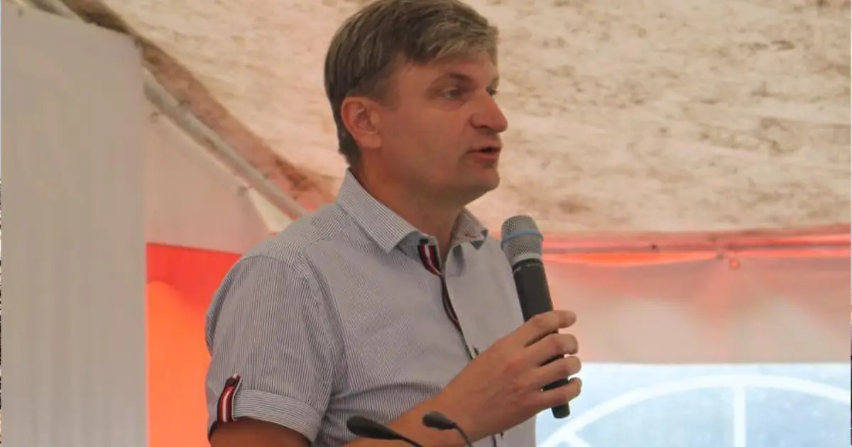 Зображення пастора Олександра Зарецького, який молиться за мир