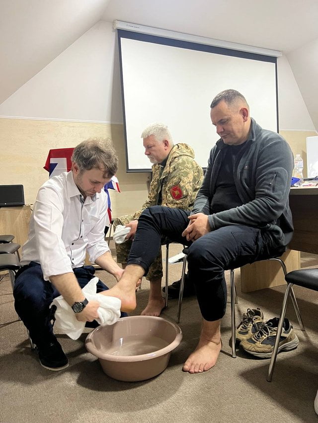 Християни з Великобританії, Німеччини, Нідерландів та США в знак пошани умили ноги українським капеланам та волонтерам