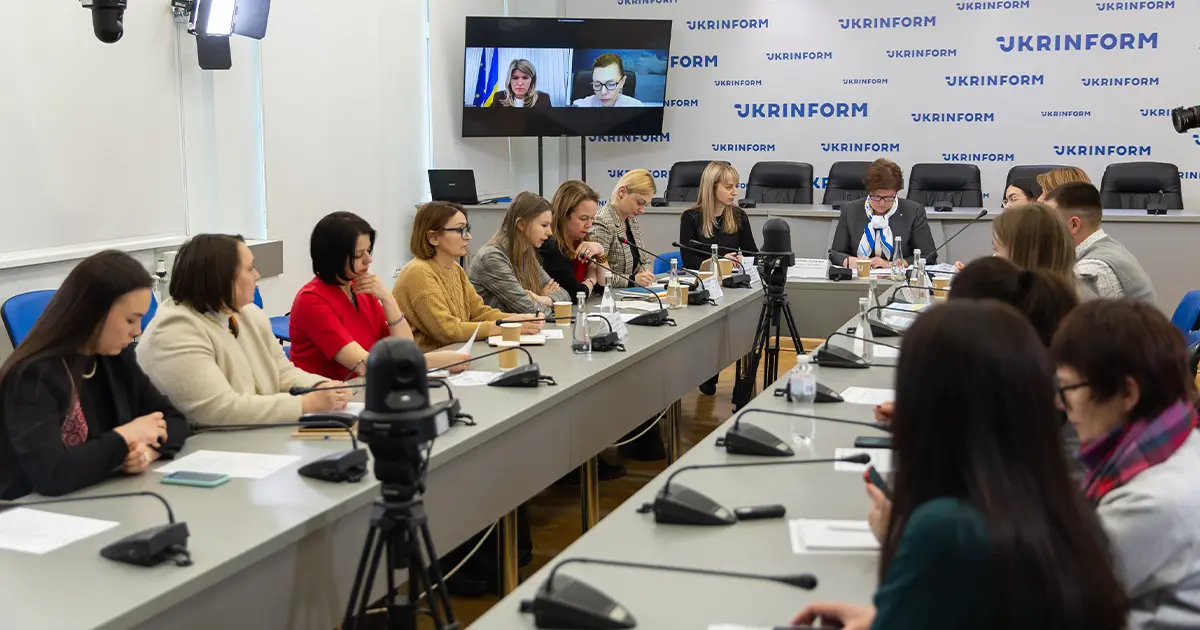 Заступниця міністра Катерина Павліченко виступає на круглому столі щодо гендерної рівності;