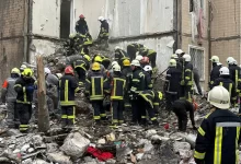 Рятувальники працюють на місці обвалу будинку в Одесі, спричиненого атакою дрона.