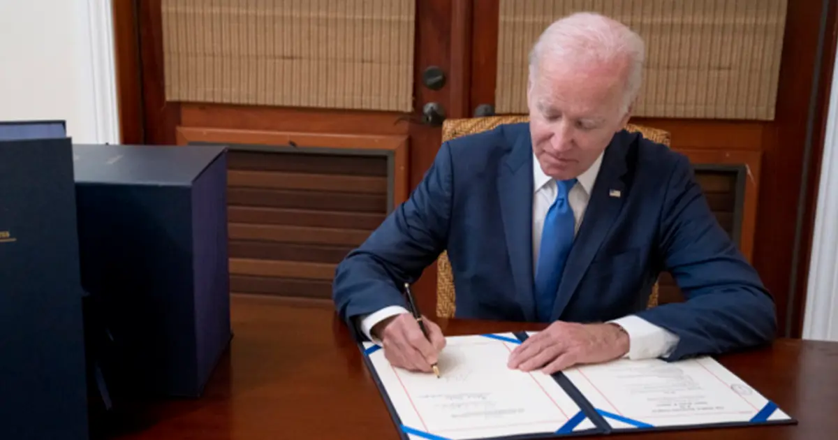 Байден підписав закон підтримка Україна