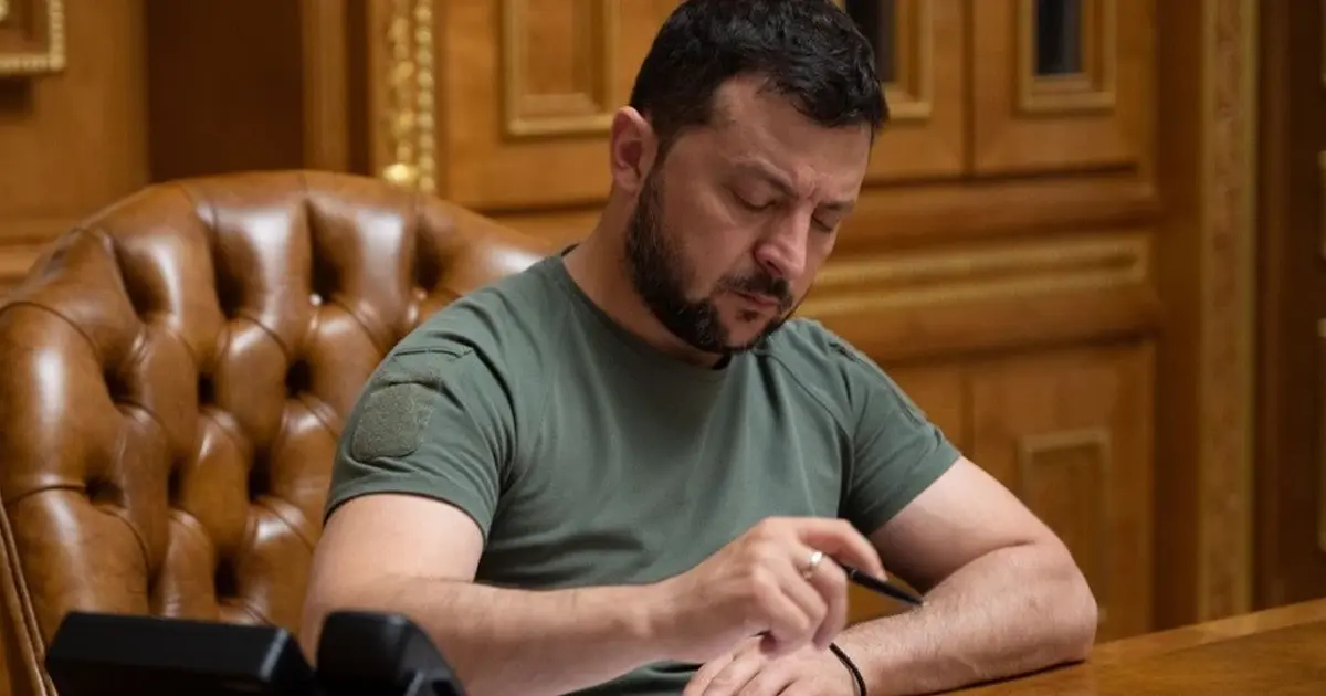 : Президент України Володимир Зеленський підписує законодавчий документ, який впливає на військову медицину