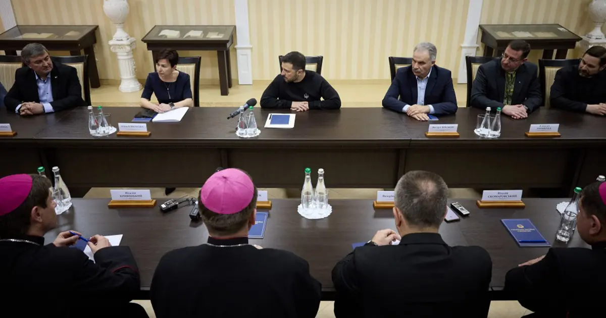 олодимир Зеленський на зустрічі з представниками християнських церков, обговорює роль військових капеланів у підтримці військовослужбовців.