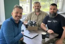 Андрій Мороз (ліворуч) зустрічається з двома капеланами під час реколекцій в Україні.