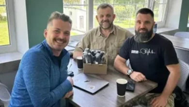 Андрій Мороз (ліворуч) зустрічається з двома капеланами під час реколекцій в Україні.