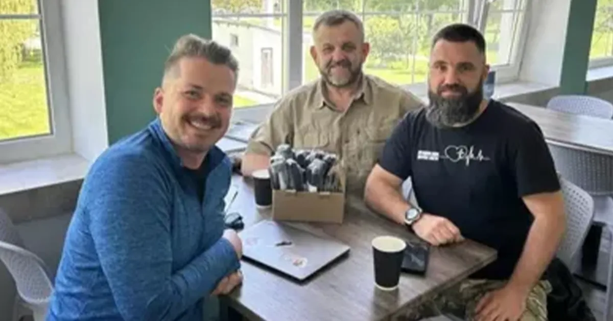 Андрій Мороз (ліворуч) зустрічається з двома капеланами під час реколекцій в Україні.