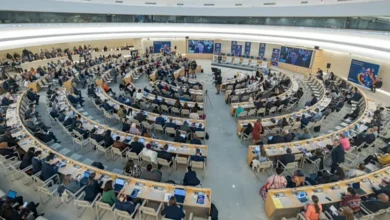 Зображення засідання Всесвітньої асамблеї охорони здоров'я ВООЗ, де представники різних країн обговорюють резолюцію про підтримку ментального здоров'я.