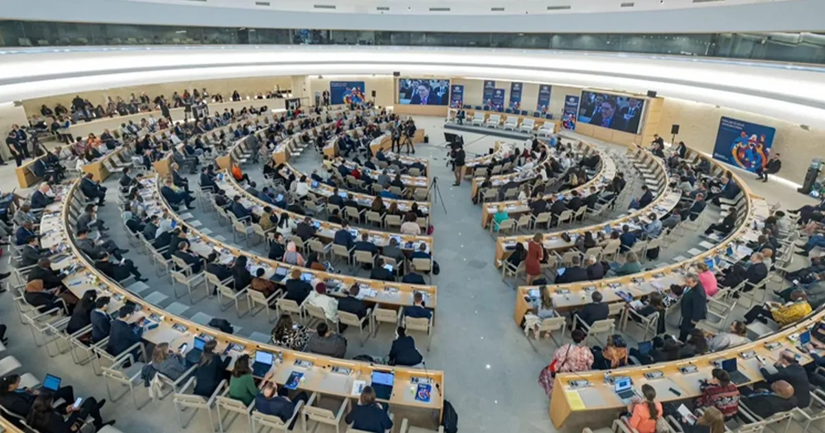 Зображення засідання Всесвітньої асамблеї охорони здоров'я ВООЗ, де представники різних країн обговорюють резолюцію про підтримку ментального здоров'я.