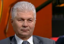 критикувати владу