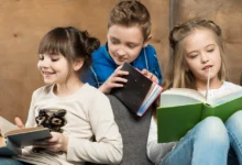 діти читають у вільний час