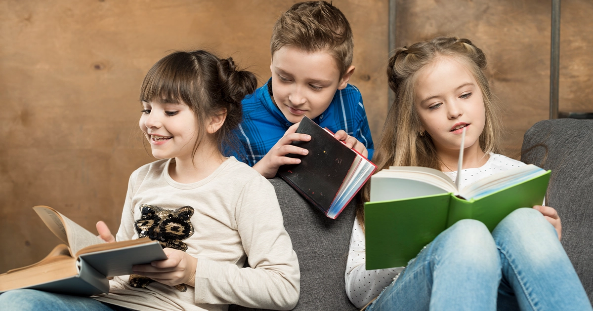 діти читають у вільний час