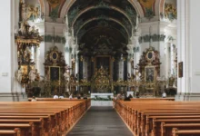 вихід із церкви у Швейцарії