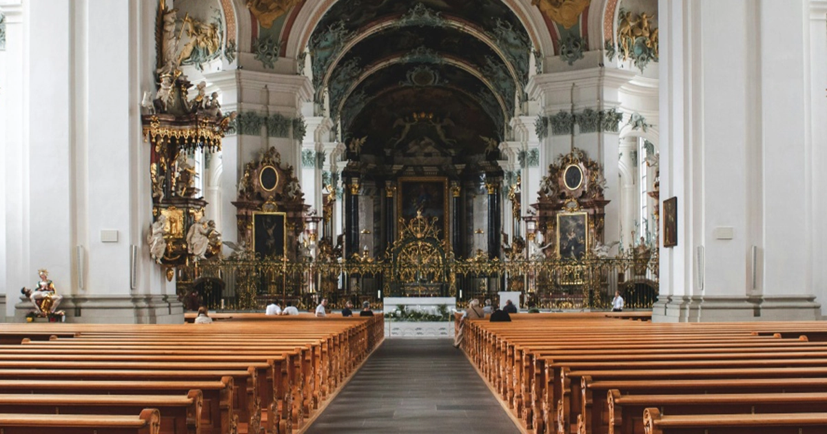 вихід із церкви у Швейцарії