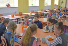 Учні під час обіду в шкільній їдальні