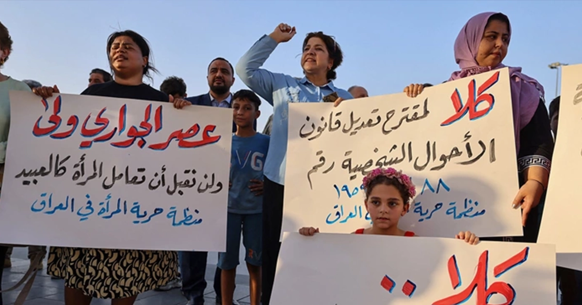 Активісти протестують проти дитячих шлюбів на площі Тахрір у центрі Багдада 28 липня 2024 року на тлі парламентських дебатів щодо запропонованої поправки до іракського закону про особистий статус.