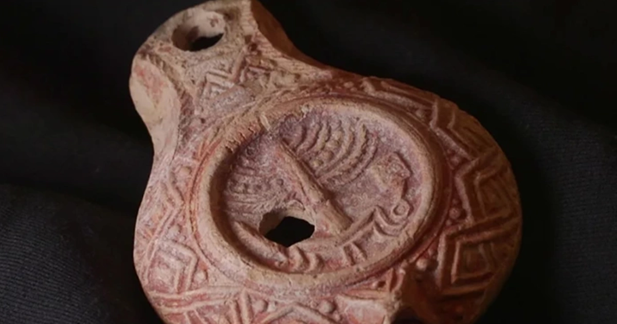 лампа з символами Єрусалимського храму