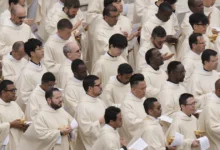 Ватикан дозволив геям ставати священниками