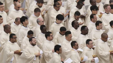 Ватикан дозволив геям ставати священниками