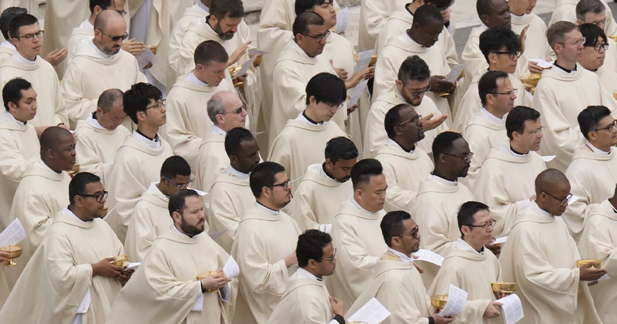 Ватикан дозволив геям ставати священниками