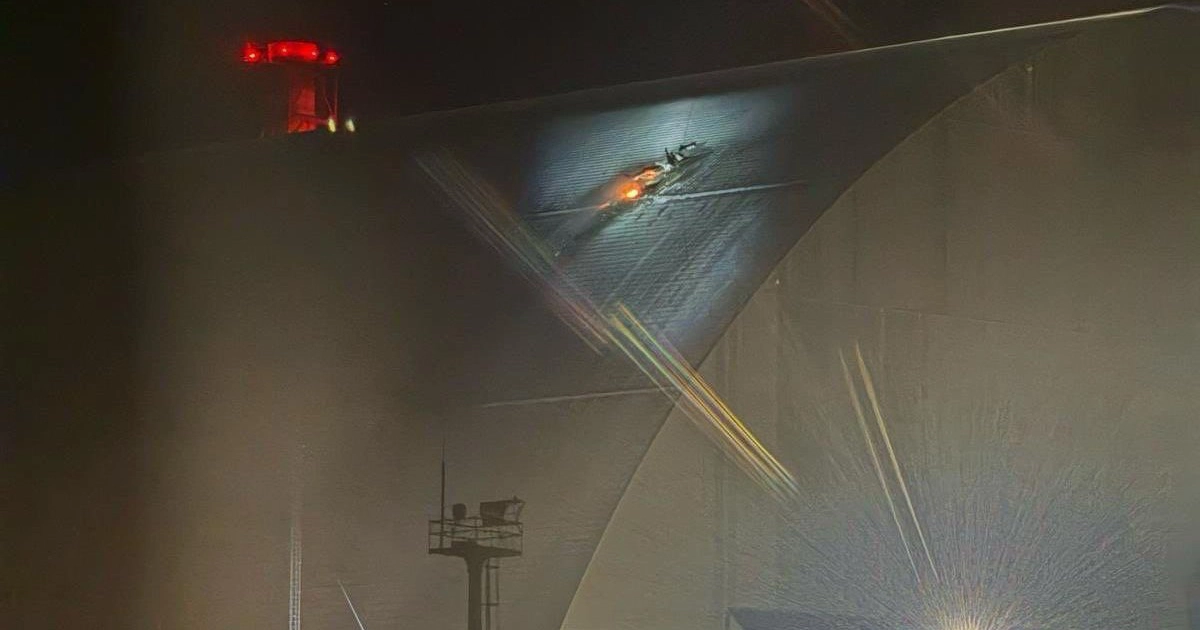 Пошкоджений дах укриття 4-го енергоблоку Чорнобильської АЕС