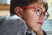 Дитина дивиться в екран планшета, напружуючи зір