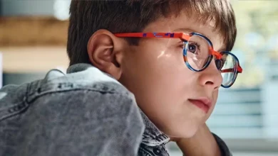 Дитина дивиться в екран планшета, напружуючи зір