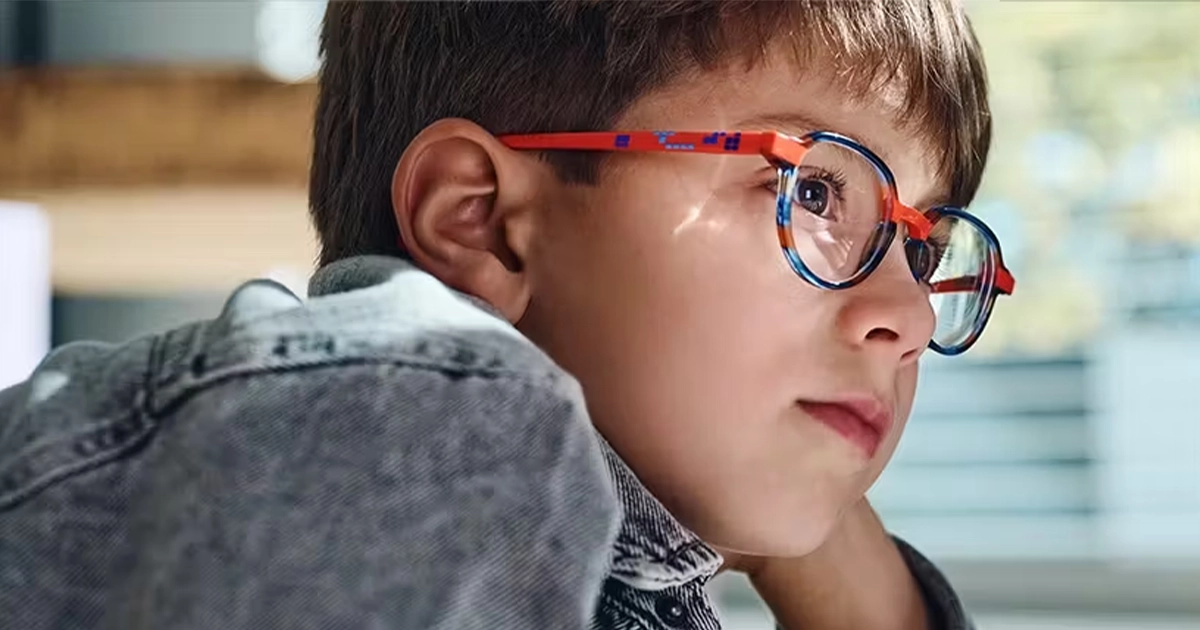 Дитина дивиться в екран планшета, напружуючи зір