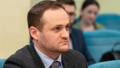 Олексій Кулеба під час виступу про програму компенсації за знищене житло