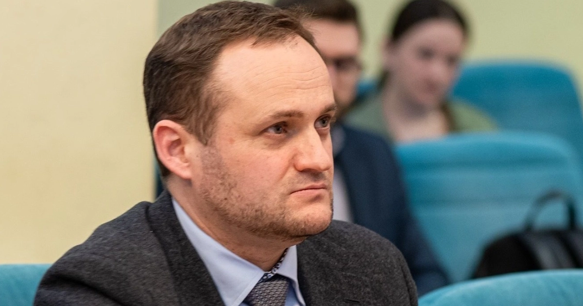 Олексій Кулеба під час виступу про програму компенсації за знищене житло