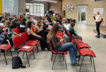 Учні Ірпінської християнської гімназії отримують нагороди за участь у літературному конкурсі