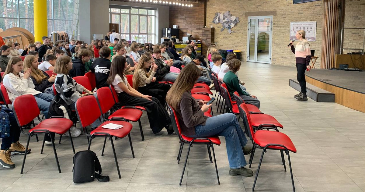 Учні Ірпінської християнської гімназії отримують нагороди за участь у літературному конкурсі