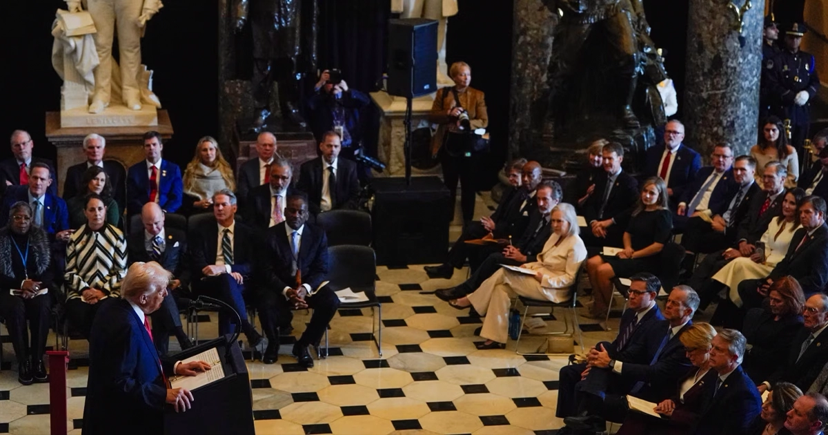 Дональд Трамп виступає на Національному молитовному сніданку у Капітолії