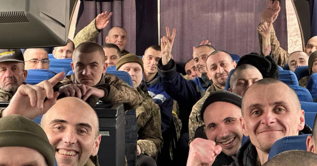 Українські військові після повернення з полону