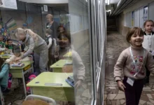 Українські школярі під час онлайн-уроку в укритті