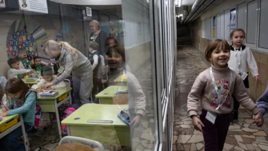 Українські школярі під час онлайн-уроку в укритті