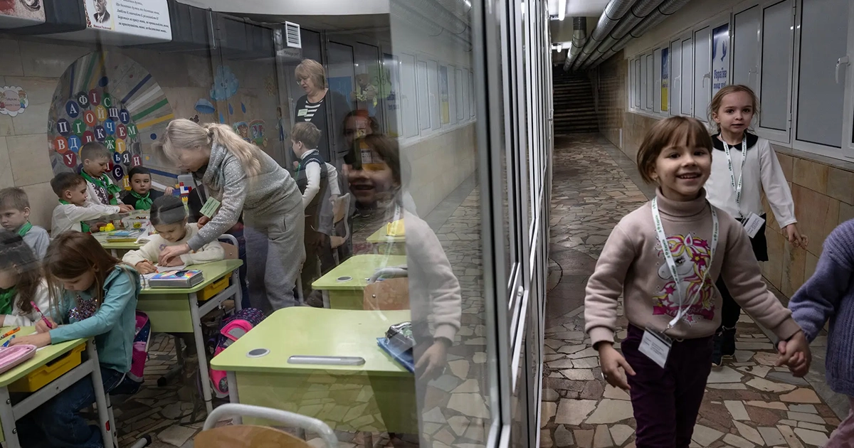 Українські школярі під час онлайн-уроку в укритті