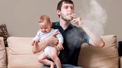 Дитина вдихає тютюновий дим