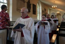 Дослідження Pew показує зміни у релігійному ландшафті США, зменшення кількості християн та зростання секуляризації.