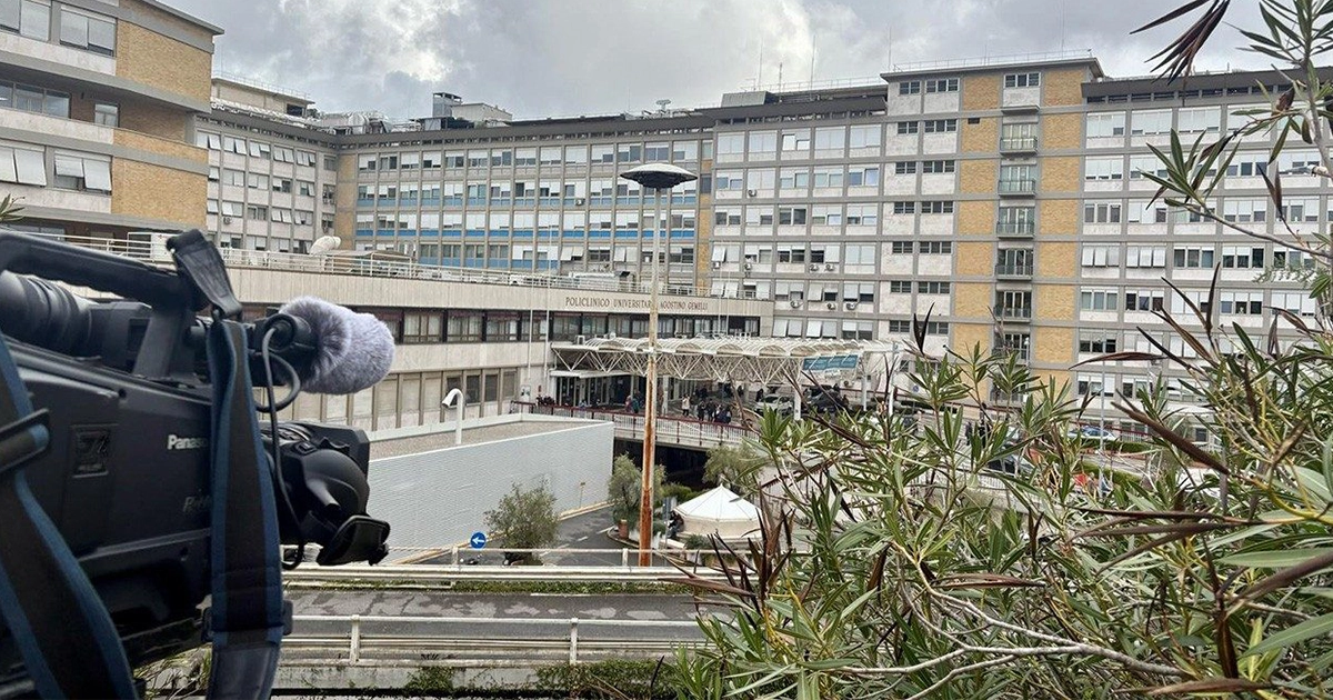 Папа Франциск у лікарні, його стан залишається критичним після респіраторної кризи