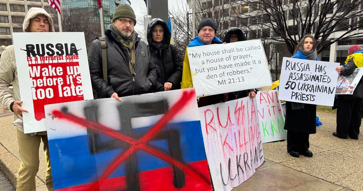 Українські активісти протестують біля готелю "Гілтон" у Вашингтоні