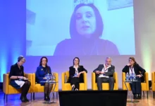 Дитина з українським прапором у руках дивиться на дорогу