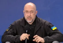 Безробітний українець на фоні закритого підприємства