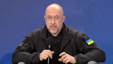 Безробітний українець на фоні закритого підприємства