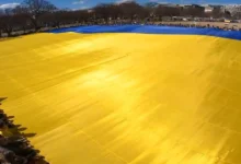 Активісти розгортають найбільший у світі прапор України біля Білого дому у Вашингтоні під час акції протесту