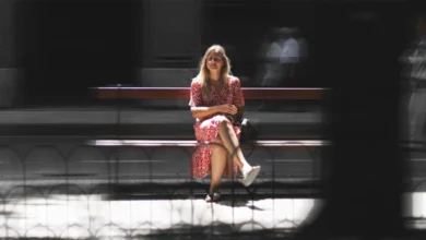 Одинока людина на фоні міста