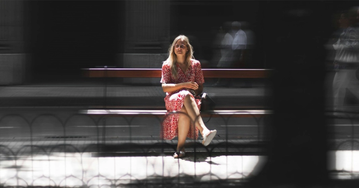 Одинока людина на фоні міста